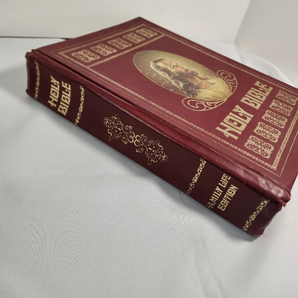 Vintage 1978 Holy Bible Family Life Edition Full Color Sections